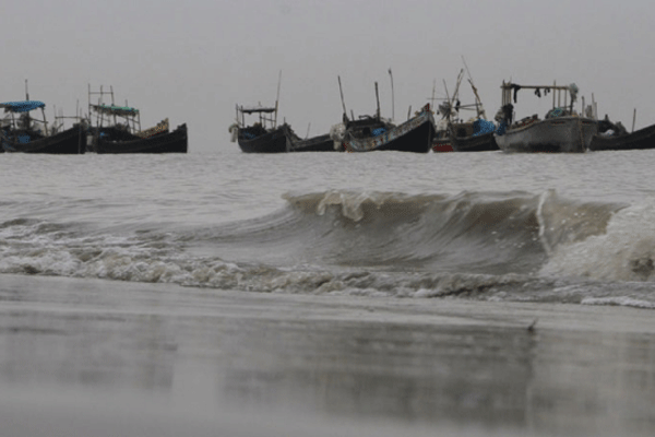 লঘুচাপ: সমুদ্রবন্দরে তিন নম্বর সতর্ক সংকেত