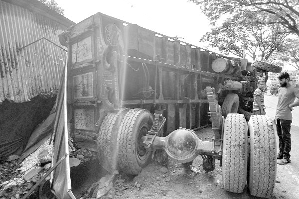 কুমিল্লায় ট্রাকচাপায় নিহত ৩