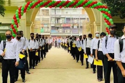 ঢাকা কলেজে ফুল দিয়ে বরণ করে নেওয়া হলো শিক্ষার্থীদের