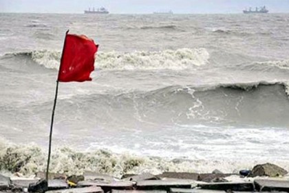 সমুদ্রবন্দরে ৩ নম্বর সতর্ক সংকেত

