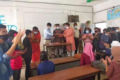 আনন্দের দিনেও মন ভালো নেই ভিক্টোরিয়ার শিক্ষার্থীদের
