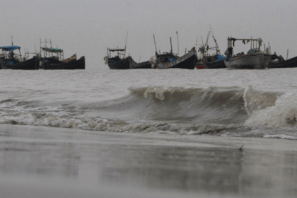 লঘুচাপ: সমুদ্রবন্দরে তিন নম্বর সতর্ক সংকেত