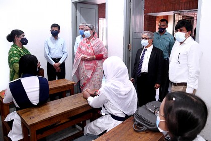 চকলেট-ফুল দিয়ে শিক্ষার্থীদের স্বাগত 