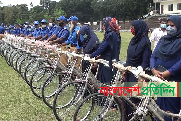 পঞ্চগড়ে গ্রাম পুলিশদের মাঝে সাইকেল বিতরণ