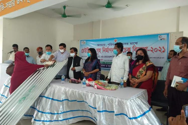 সখীপুরে দুস্থদের মাঝে ঢেউটিন ও চেক বিতরণ