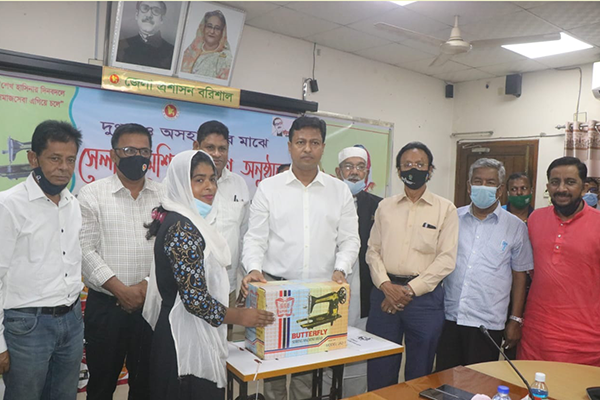 বরিশালে আত্মকর্মসংস্থান সৃষ্টির লক্ষে ২০ জনকে সেলাই মেশিন প্রদান