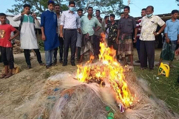 হালতি বিলে অবৈধ জাল আগুনে পুড়িয়ে ধ্বংস