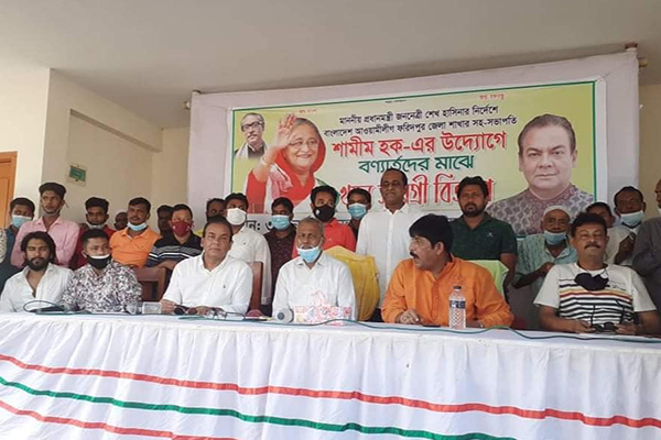 ফরিদপুরে বন্যার্তদের মাঝে খাদ্য সহায়তা বিতরণ
