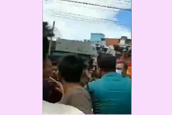 চাঁদাবাজির অভিযোগে ট্রাফিক কর্মকর্তাকে শ্রমিকদের ধাওয়া