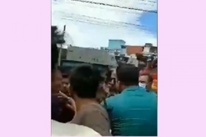 চাঁদাবাজির অভিযোগে ট্রাফিক কর্মকর্তাকে শ্রমিকদের ধাওয়া