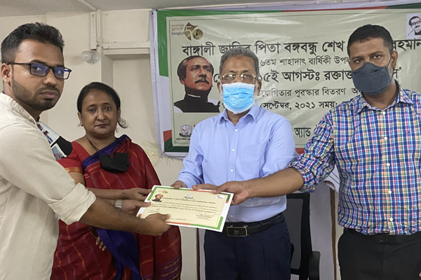 শোক দিবস উপলক্ষে রচনা প্রতিযোগিতায় বিজয়ীদের পুরস্কৃত করলো ইউসেট 