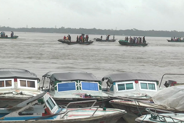 কীর্তনখোলা নদীতে অবৈধ ১৪ নৌযান আটক, চালকদের জরিমানা