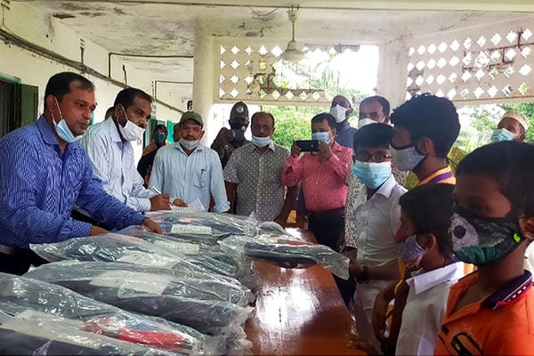 কলাপাড়ায় ১১০ শিক্ষার্থী পেল প্রধানমন্ত্রীর উপহার
