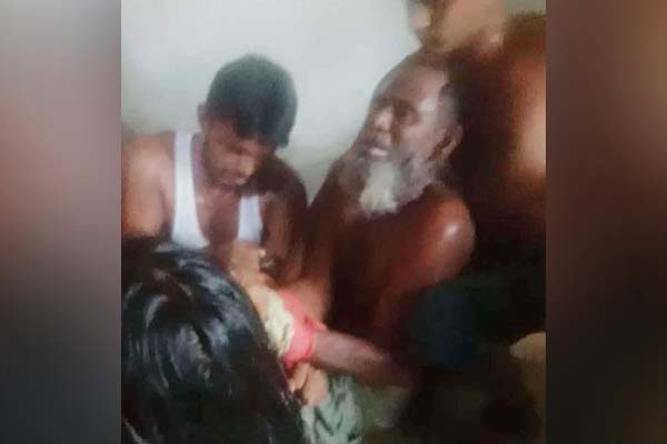 সম্পত্তি হাতিয়ে নিতে বৃদ্ধকে পাগল সাজানোর অভিযোগ
