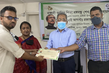 শোক দিবস উপলক্ষে রচনা প্রতিযোগিতায় বিজয়ীদের পুরস্কৃত করলো ইউসেট 