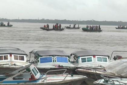 কীর্তনখোলা নদীতে অবৈধ ১৪ নৌযান আটক, চালকদের জরিমানা