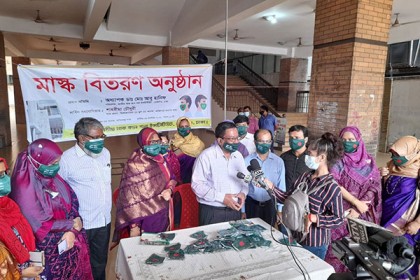 করোনা সুরক্ষায় শিক্ষার্থীদের মাঝে মাস্ক বিতরণ

