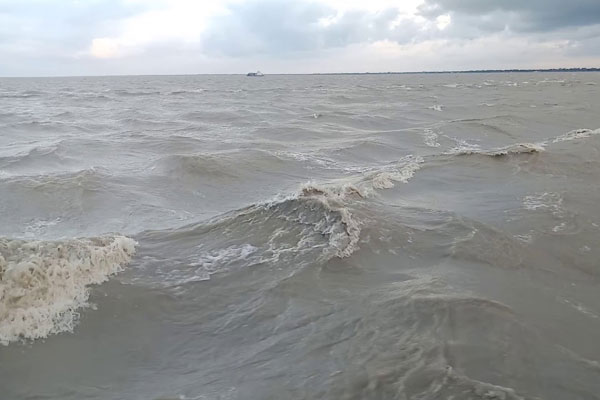 ফেসবুকে পরিচয়, মোবাইলে প্রেম, অতঃপর সম্ভ্রম বাঁচাতে উত্তাল পদ্মায় ঝাঁপ!