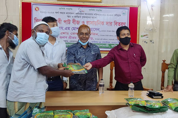 বোয়ালমারীতে কৃষকের মাঝে পাট বীজ ও সার বিতরণ