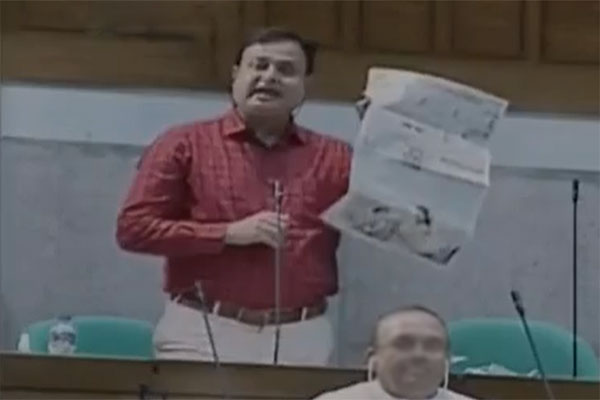 সবাই রাজনীতি করলে ঘর সামলাবে কে: সংসদে মোশারফ হোসেন

