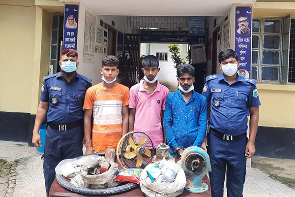 নন্দীগ্রামে চোরাই মালামালসহ গ্রেফতার ৩