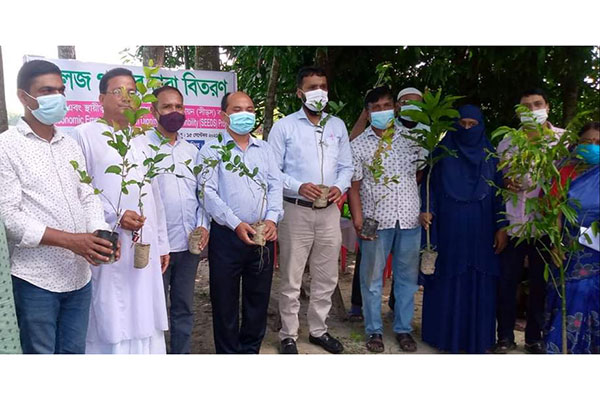 ফুলপুরে গাছের চারা বিতরণ 