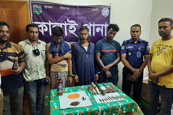 জয়পুরহাটে ৩ ডাকাত গ্রেফতার, দেশীয় অস্ত্র-মাদক উদ্ধার 