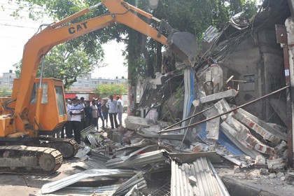 বরিশাল নদী বন্দরের জায়গায় 
অবৈধ স্থাপনা উচ্ছেদ