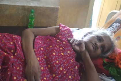 চমেক হাসপাতালে স্বজনদের অপেক্ষায় ষাটোর্ধ নারী