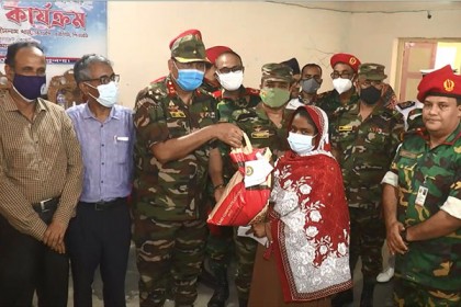 বরিশালে বিএনসিসির উদ্যোগে ত্রাণ ও করোনা
সুরক্ষা সামগ্রী বিতরণ