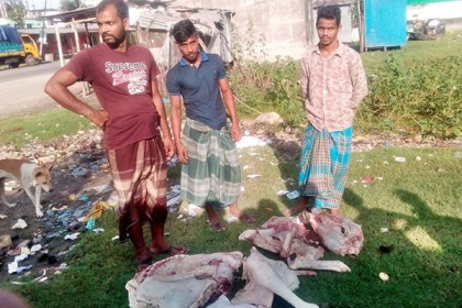 বরিশালে একদিন আগে জবাই করা 
মহিষের মাংসসহ ৩ জন আটক