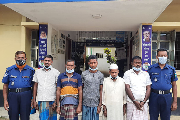 নন্দীগ্রামে সাজাপ্রাপ্ত আসামিসহ গ্রেফতার ৫