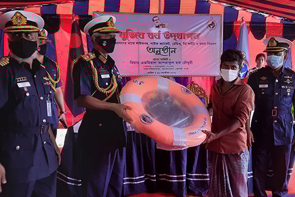 বাগেরহাটে জেলেদের মাঝে জীবন রক্ষাকারী উপকরণ বিতরণ