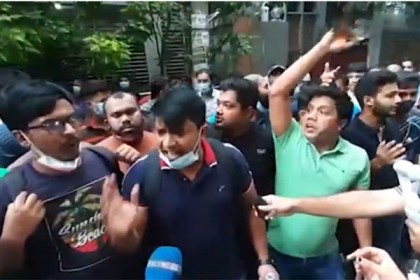 গ্রেফতারের খবরে ইভ্যালি কার্যালয়ে গ্রাহকদের ভিড়

