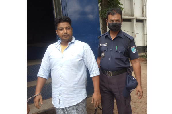 ১৭ বছর বিদেশে পালিয়ে দেশে ফিরেই গ্রেপ্তার