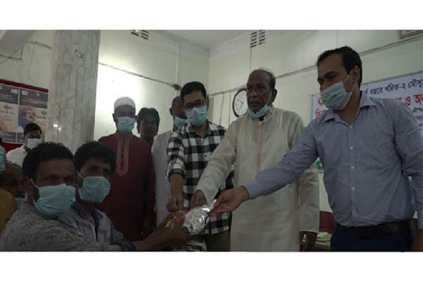 গুরুদাসপুরে কৃষকদের মাঝে বীজ ও সার বিতরণ