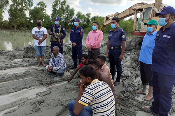 নদীর তীর থেকে মাটি কাটার দায়ে ৩ ব্যবসায়ীকে দণ্ড