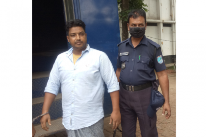 ১৭ বছর বিদেশে পালিয়ে দেশে ফিরেই গ্রেপ্তার
