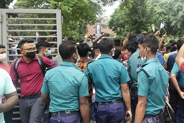 সোহরাওয়ার্দীতে টিকার দাবিতে প্রবাসীদের বিক্ষোভ
