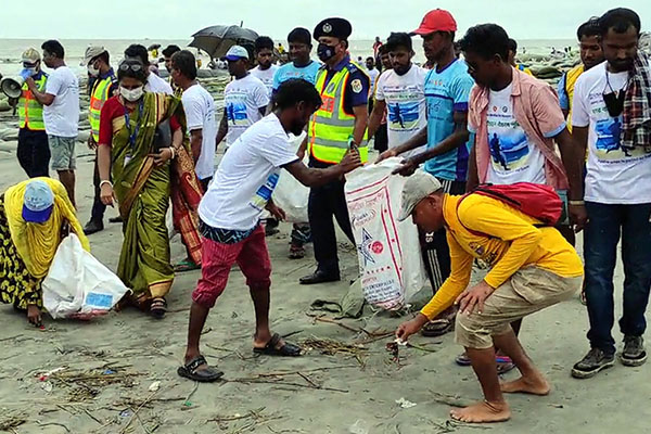 কুয়াকাটায় সৈকতে পরিষ্কার-পরিচ্ছন্নতা ও দৌড় প্রতিযোগিতা