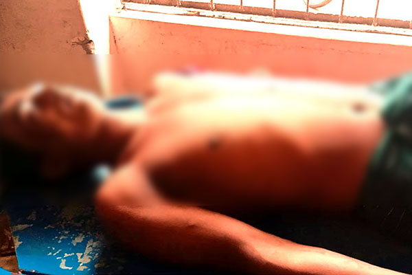 
কলাপাড়ায় দোকানের সামনে যুবকের লাশ, মুখে আঘাতের চিহৃ