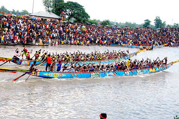বগুড়ায় নৌকা বাইচ দেখতে চার উপজেলার মানুষের ভিড়