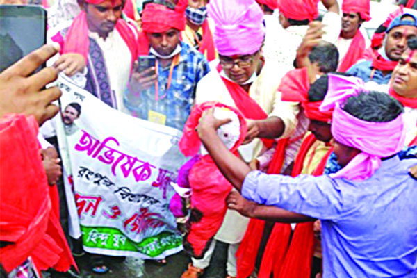 মাহফুজ আনাম ও শাহীন আনামের কুশপুত্তলিকা দাহ
