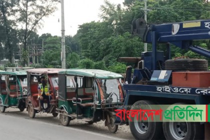 সাভারে সড়ক দুর্ঘটনা রোধে পুলিশের অভিযান 