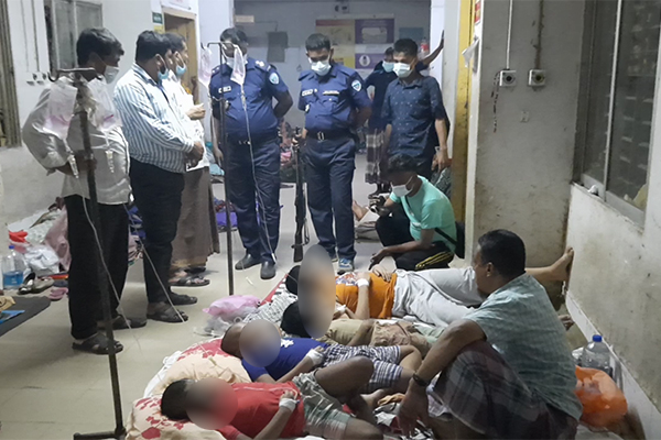 ঘরে আগুন দিয়ে চার সন্তানসহ মায়ের বিষপানে আত্মহত্যার চেষ্টা! 