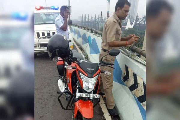 এবার আলোচিত সেই ফ্লাইওভার থেকে লাফিয়ে বৃদ্ধের আত্মহত্যা