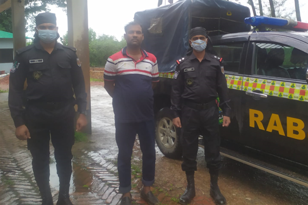 টেকনাফে ২০ হাজার পিস ইয়াবা ও অস্ত্র উদ্ধার, আটক ১