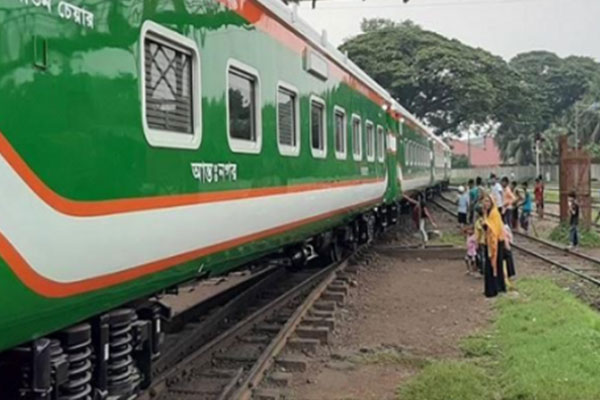 উল্লাপাড়ায় রংপুর এক্সপ্রেসের ইঞ্জিন বিকল, রেল যোগাযোগ বন্ধ