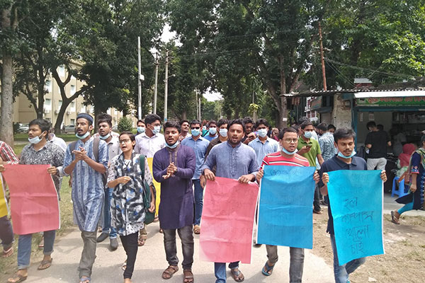 হল খোলার দাবিতে রাবিতে বিক্ষোভ