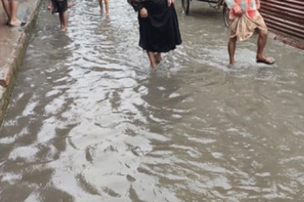 চট্টগ্রামে হালকা বৃষ্টিতে নিচু এলাকায় জলাবদ্ধতা